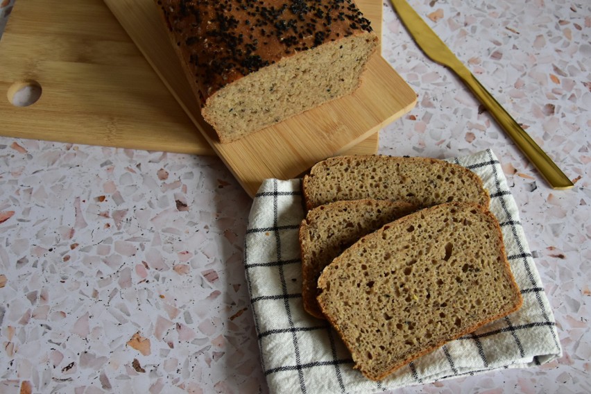 Domowy chleb żytni można urozmaicać dodatkiem uprażonych...