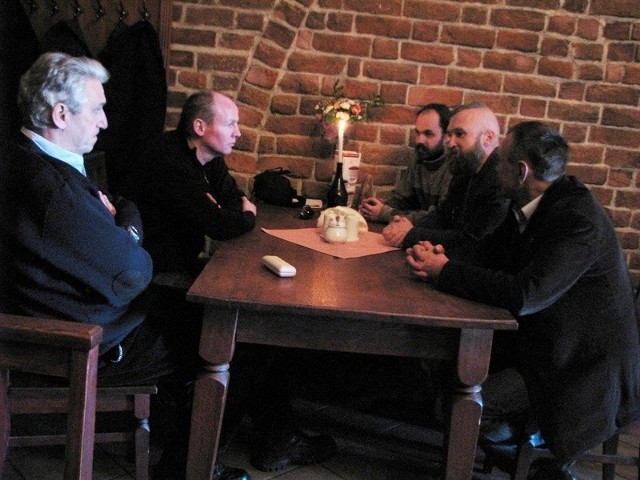 współtworzyć będą m.in. Bogusław Wołoszański, pomysłodawca "Teatru Historii" (pierwszy od lewej) i Jarosław Struczyński, kasztelan zamku w Gniewie (czwarty od lewej)