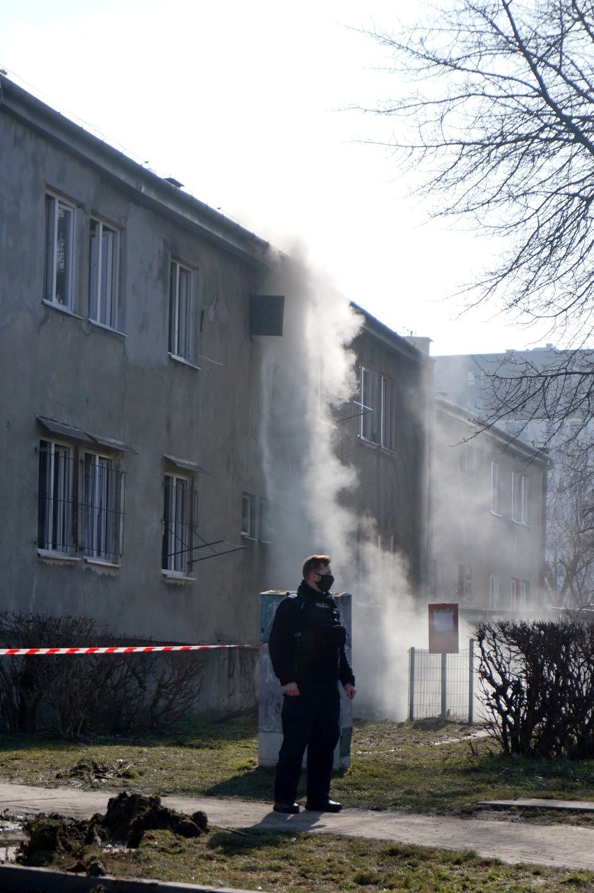 Pożar przy ul. Wrońskiej w Lublinie. Kilka rodzin straciło dach nad głową. Zobacz zdjęcia z akcji