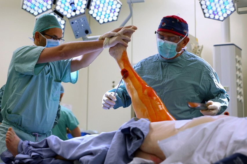 Kolejki na operację biodra i kolana w Łódzkiem. Zobacz, gdzie kolejki są najkrótsze, a gdzie najdłuższe