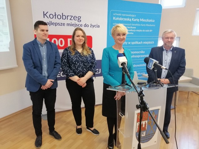 Od lewej: Bartłomiej Kogut, Izabela Szymańska. prezydent Kołobrzegu Anna Mieczkowska i Jacek Kawałek(Sapere Aude)