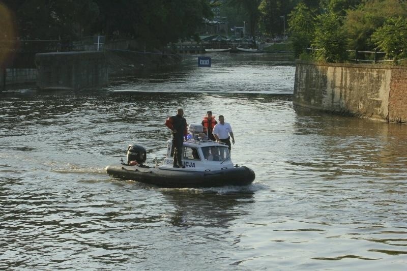 Wrocław: Strażacy i policjanci szukali pływającego w Odrze mężczyzny (ZDJĘCIA)