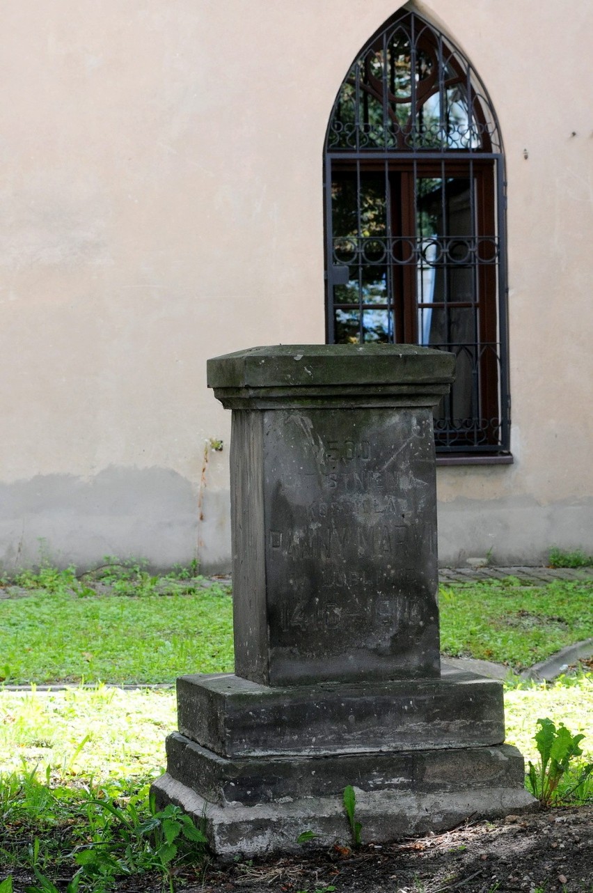 Pomnik przy kościele pobrygidkowskim został postawiony w...