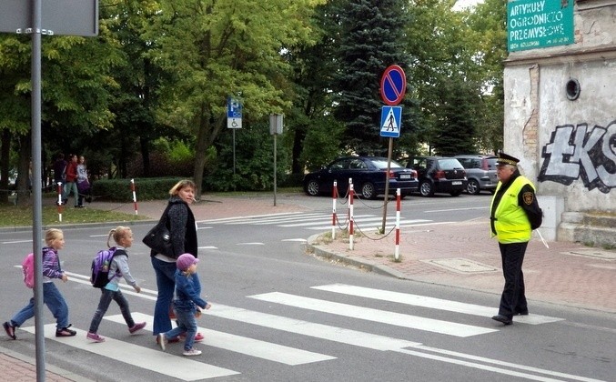 Strażnicy miejscy przeprowadzają przez ulicę (zdjęcia)