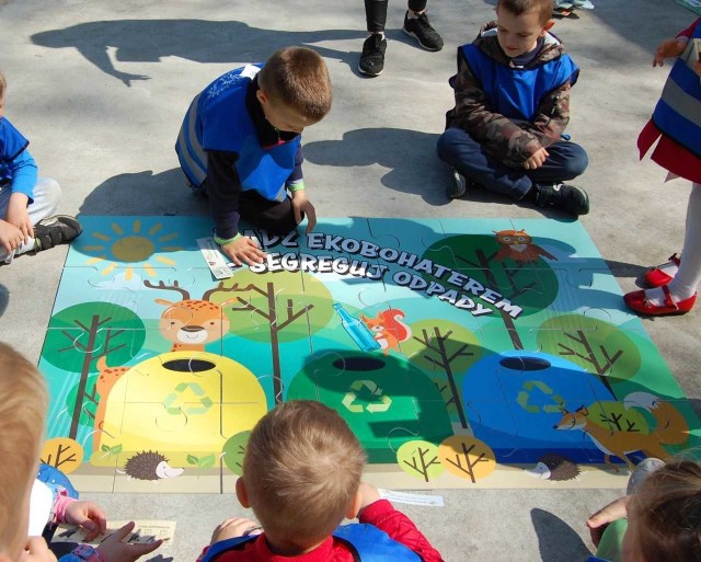 Najmłodsi uczestnicy wezmą udział w grach uczących prawidłowej segregacji odpadów.