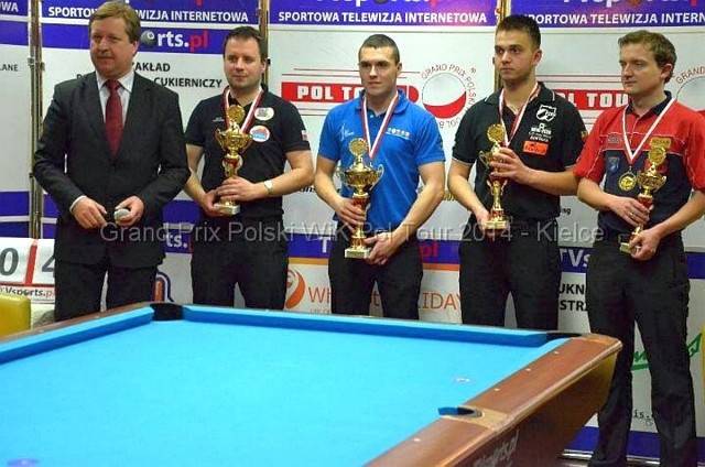 Dekoracja medalistów Grand Prix (od lewej): Marcin Krzemiński, dyrektor Światowej Federacji Bilardowej, Piotr Ostrowski (Dachy Lipiński Tomaszów Mazowiecki, 2. miejsce), Mieszko Fortuński (ERG Bieruń Folie Bandaclub Wrocław, 1. miejsce), Konrad Piekarski (LP Metal-Fach Pool Bilard Sokółka) i  Radosław Babica (Nosan Galeria Echo Kielce &#8211; obaj 3. miejsce).