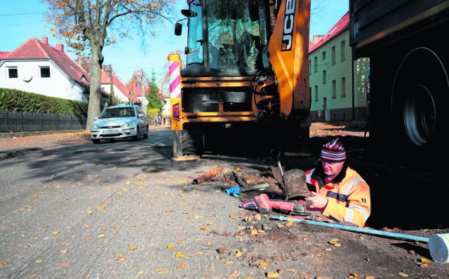 Asfalt na ulicy sfrezowano na wielu odcinkach, znaków zaś brak i po zmroku można uszkodzić koło lub oponę, o czym alarmują nas czytelnicy. Jak widać,  prace tam trwają.