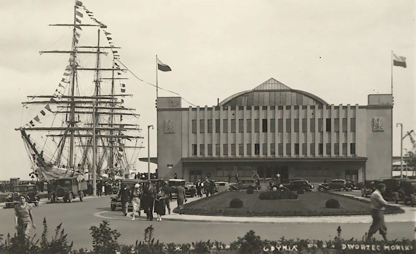 Wrzesień 1935 rok. "Dar Pomorza" w gali banderowej przy...