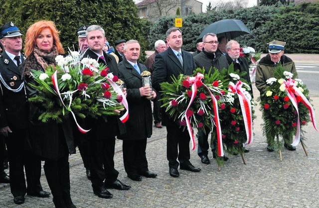 Wieniec pod pomnikiem ofiar złożył także wójt, Sławomir Kopacz.