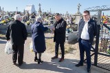 Udana kwesta na cmentarzu w Mircu. 40 wolontariuszy zbierało pieniądze. Zobaczcie zdjęcia