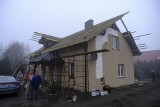 Rodzinie z Brzozówki pożar zabrał dom. Odbudowują go sąsiedzi: "Tacy ludzie to skarb"