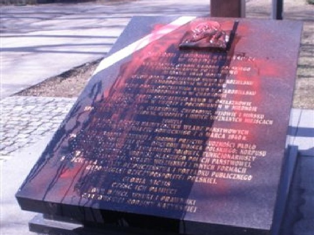 Pomniki zostały oblane czerwoną farbą i pomazane spray'em