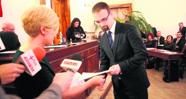 Mateusz Tyczyński podczas pierwszej sesji nowej Rady Miejskiej odebrał zaświadczenie o wyborze i złożył ślubowanie. Teraz musi zrezygnować z mandatu, aby objąć stanowisko w Urzędzie Miejskim.