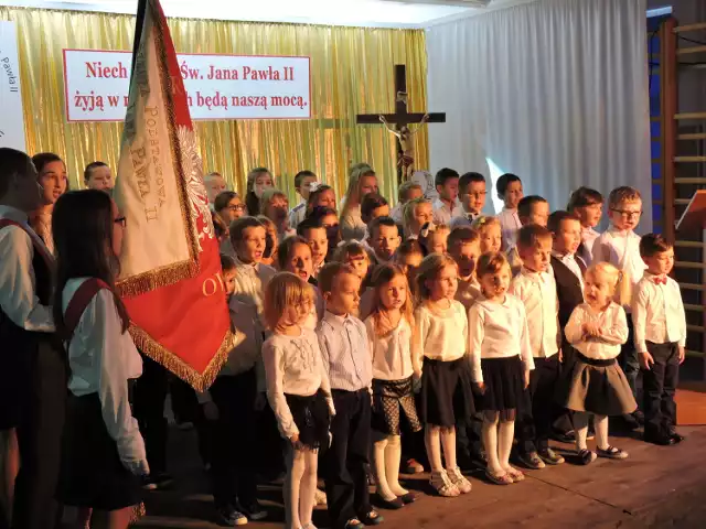 Pierwsze wykonanie hymnu szkoły, ze słowami Zofii Niechody i muzyką Dariusza Bunkowskiego