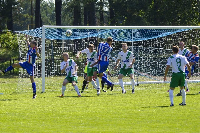 W sobotnim meczu 5. kolejki IV ligi Unia/Drobex Solec Kujawski wygrała na własnym stadionie z Cuiavią Inowrocław 3:0 (0:0) i umocniła się na prowadzeniu w ligowej tabeli. Wszystkie gole dla gospodarzy strzelił w końcówce spotkania Wojciech Ernest.