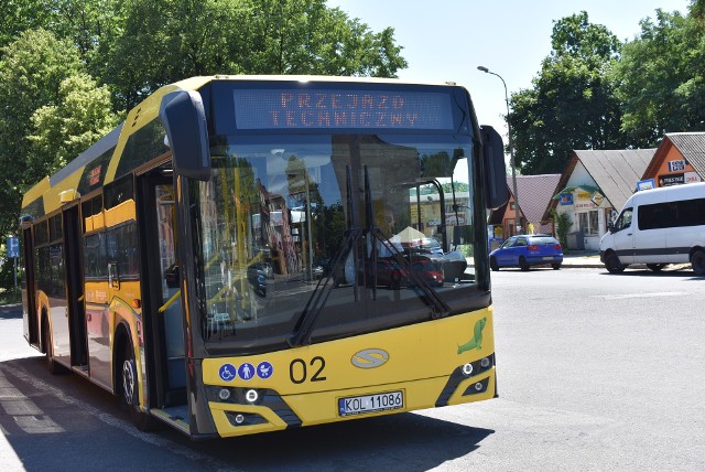 W tym roku linie komunikacji miejskiej będą realizować połączenia do cmentarza przez cztery dni, już od 31 października aż do 3 listopada.