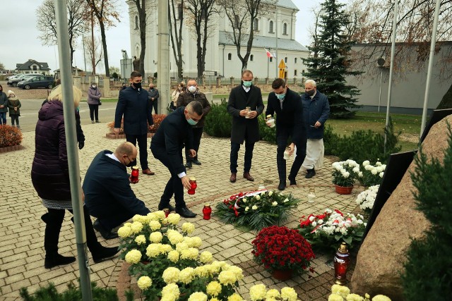 11 Listopada przedstawiciele władz samorządowych złożyli kwiaty pod pomnikiem Poległych w Obronie Ojczyzny.