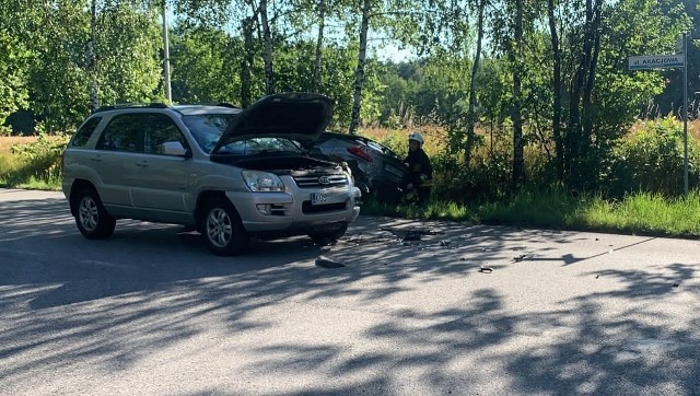 Przybradz. Jeden z pojazdów wylądował w rowie. Drugi blokował pas ruchu.