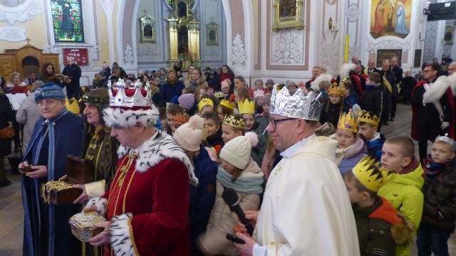 Trzej Królowie z darami dla małego Jezusa w kościele pod wezwaniem świętego Andrzeja Apostoła w Suchedniowie.