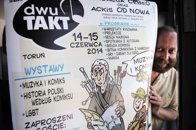 W klubie Od Nowa trwają ostatnie przygotowania do festiwalu „Dwutakt: Muzyka i Komiks”.  Na zdjęciu dr Tomasz Marciniak 