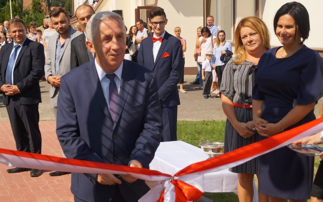 Biało-czerwoną wstęgę na otwarcie nowego boiska w Wielgusie ciął burmistrz Adam Bodzioch - pod czujnym okiem dyrektor szkoły Elżbiety Wojtasik (pierwsza z prawej).