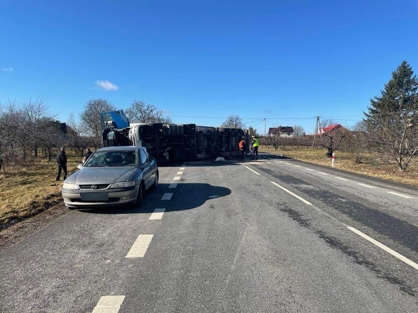 Gołębiów, droga krajowa numer 77. Samochód ciężarowy przewożący artykuły spożywcze, przewrócił się na jezdnię [ZDJĘCIA] 