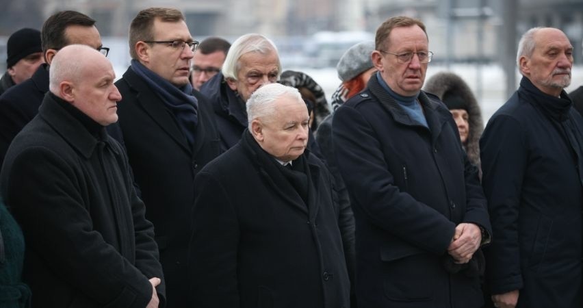 Prezes PiS Jarosław Kaczyński podczas obchodów miesięcznicy...