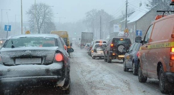 "Gorący" poranek w Szczecinie. Opady śniegu sparaliżowały miasto. Na ulicach już 11 kolizji i 2 wypadki.