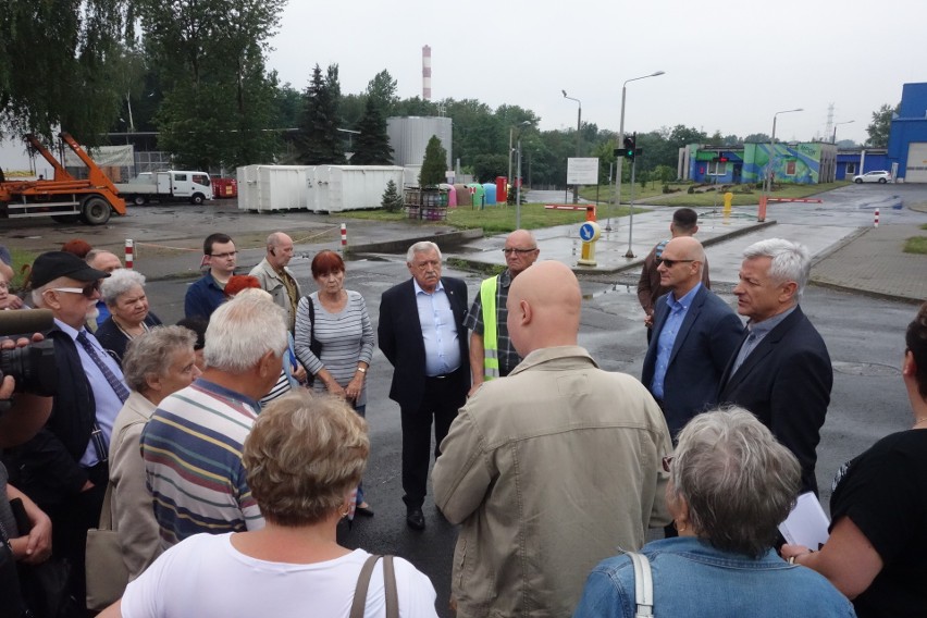 Spotkanie mieszkańców przed siedzibą MPGK Katowice przy ul....