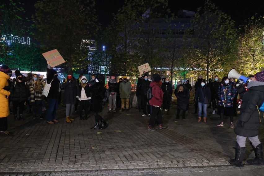 Strajk kobiet w Katowicach 25.11.20. Trwa protest pod hasłem...