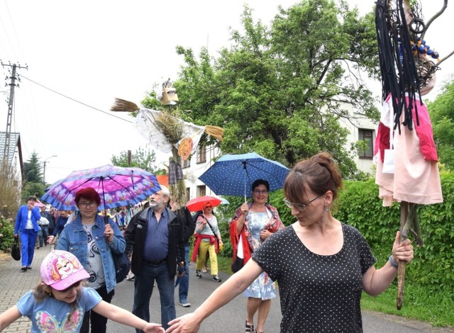 SOBOTA- DZIEŃ STRACHA POLNEGO W RUDZICYStraszny korowód przejdzie dzisiaj 3 czerwca przez podbielską wieś Rudzica. Oprócz mieszkańców i turystów, muzyków i plastyków, stworzy go także spora ekipa... strachów polnych. Dzień Stracha Polnego w Rudzicy, to jedna z najbardziej widowiskowych imprez w regionie. Zbiórka strachów i chętnych do wzięcia udziału w korowodzie odbędzie się o godz. 14.30 na ul. Grabówka nieopodal galerii Floriana Kohuta. Dziesięć minut później korowód wyruszy w stronę amfiteatru, gdzie zaplanowano występy artystyczne, rozstrzygnięcie konkursu na najciekawsze strachy polne i pokaz flamenco.Więcej informacji TUTAJ;nf