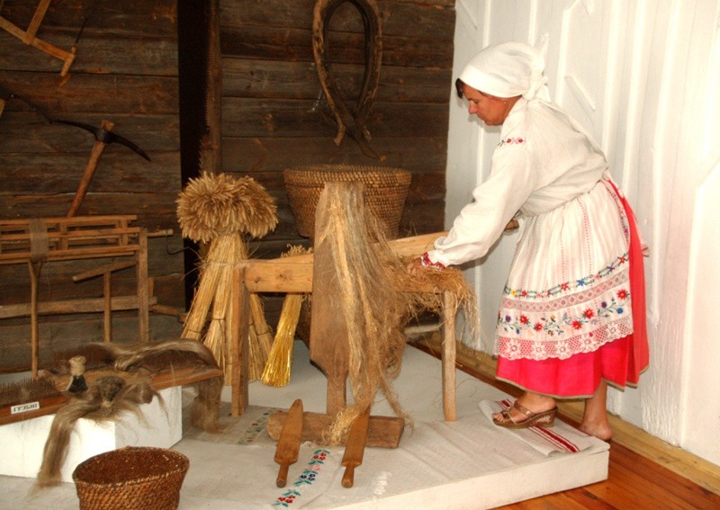 Białoruś. Bezdzieskie fartuszki w kolorowym muzeum