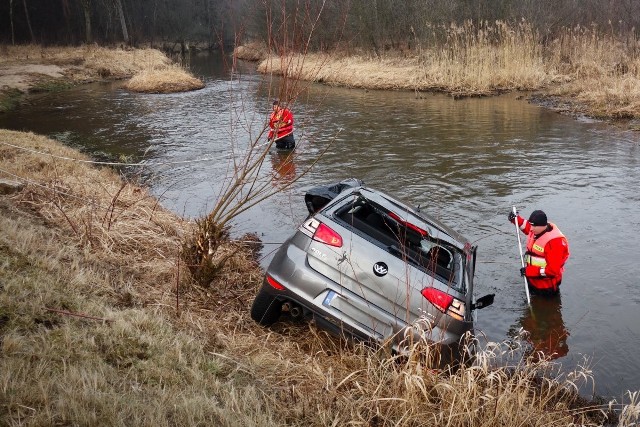 19-latek zginął w wypadku, jaki wydarzył się nocą z soboty na niedzielę w Jacentowie w powiecie koneckim. Rankiem rowerzysta zauważył samoch&oacute;d leżący kołami do g&oacute;ry w rzece. W aucie znaleziono zwłoki młodego człowieka. P&oacute;źniej okazało się, że to Dawid Jakubowski, znany piłkarz ręczny z Końskich, reprezentant Polski junior&oacute;w. &gt;&gt;&gt;&gt; Pogrzeb Dawida Jakubowskiego w czwartekNie wiadomo na razie o kt&oacute;rej godzinie rozegrała się tragedia w powiecie koneckim. Około 7 w niedzielę rowerzysta zauważył, że w rzece czarnej w Jacentowie znajduje się samoch&oacute;d. W&oacute;z leżał na dachu, nad lustro wody wystawały jedynie jego koła. Zaalarmowani strażacy wydobyli auto na brzeg. Okazało się, że to volkswagen. W środku znajdowało się ciało 19-latka z gminy Żarn&oacute;w. To w wojew&oacute;dztwie ł&oacute;dzkim, w sąsiadującym z powiatem koneckim powiecie opoczyńskim.Ofiara wypadku to Dawid Jakubowski, piłkarz ręczny, wychowanek klubu z naszego regionu, KSSPR Końskie, kt&oacute;ry grał w Piotrkowianinie Piotrk&oacute;w Trybunalski. Był reprezentantem Polski junior&oacute;w.ZOBACZ&gt;&gt;&gt; Dawid Jakubowski zginął w wypadku. Ostatni mecz zagrał w Kielcach przeciwko PGE VIVE- Volkswagen jechał drogą powiatową od Jacentowa w kierunku krajowej trasy numer 74. Z naszych wstępnych ustaleń wynika, że dojeżdżając do skrzyżowania z kraj&oacute;wką, na ostrym łuku drogi w prawo samoch&oacute;d zjechał na lewą stronę, spadł ze skarpy do rzeki Czarnej i dachował. Nad powierzchnią wody pozostały jedynie jego koła - przekazywał starszy sierżant Piotr Przygodzki, oficer prasowy Komendy Powiatowej  Policji w Końskich.Rankiem strażacy przeczesywali odcinek rzeki, by upewnić się, że młody człowiek podr&oacute;żował sam.Zobacz także: Flesz - co zabija Polak&oacute;w?&lt;script class=&quot;XlinkEmbedScript&quot; data-width=&quot;640&quot; data-height=&quot;360&quot; data-url=&quot;//get.x-link.pl/35c06957-137d-0ea2-6035-fc6b56a0964a,37aa89a8-e819-3df9-c985-9c01182f8df3,embed.html&quot; type=&quot;application/javascript&quot; src=&quot;//prodxnews1blob.blob.core.windows.net/cdn/js/xlink-i.js?v1&quot;&gt;&lt;/script&gt;Źr&oacute;dło: vivi24