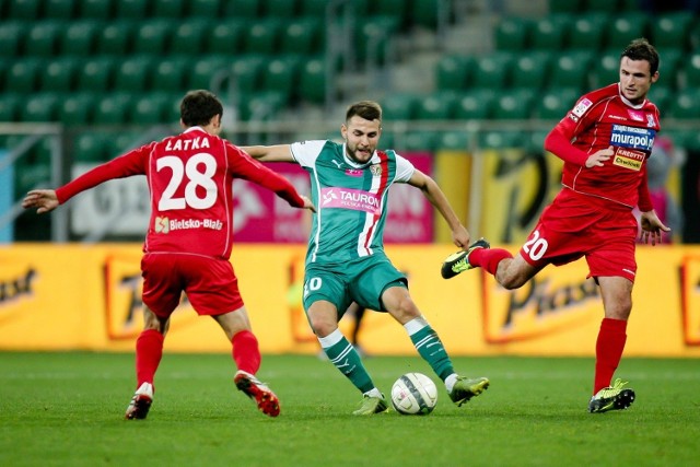 Mateusz Cetnarski (przy piłce) przez 2,5 roku rozegrał w Śląsku Wrocław 42 mecze