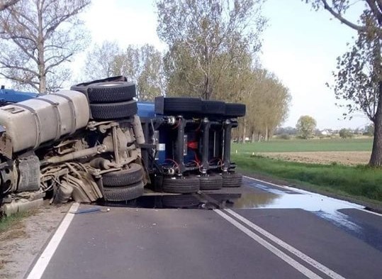 Ciężarówka przewróciła się na jezdnię i zablokowała drogę krajową 39 