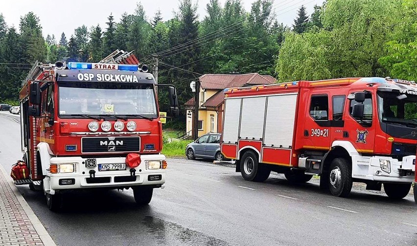 Groźny wypadek na drodze obok remizy OSP w Siołkowej. Dwie osoby w szpitalu