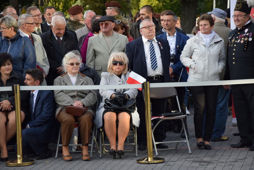 Andrzej Duda – skandowali sympatycy prezydenta RP w Oświęcimiu. Konstytucja – grzmiał KOD  