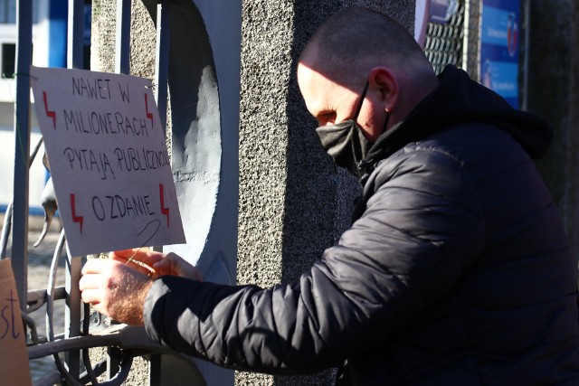 - Ostatnie decyzje rządu uderzają w wiele ważnych kwestii - prawa kobiet czy handlowców - mówią opolanie pozostawiający pod bramą opolskiego cmentarza znicze, kwiaty oraz transparenty.