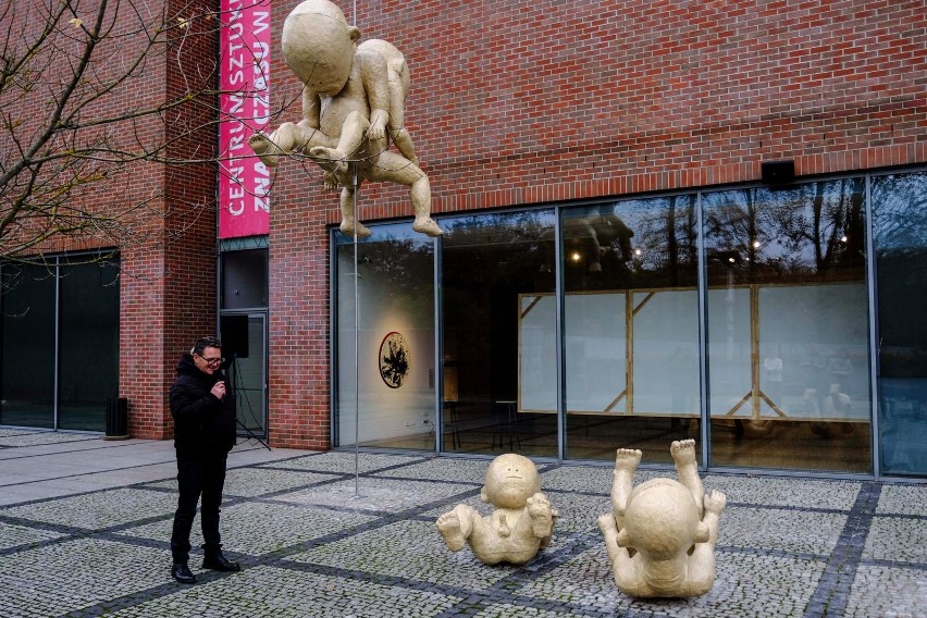 Kontrowersyjne rzeźby Sylwestra Ambroziaka w Toruniu. "Sztuka najnowsza jest drażniąca i niepopularna"