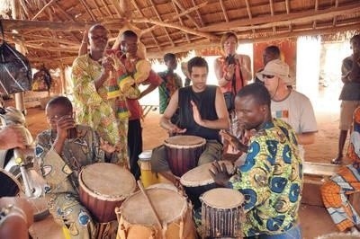 Gdy tylko któryś z krakowian brał instrument i próbował jego dźwięk, natychmiast dołączali z innymi instrumentami autochtoni, tworząc rytmiczny jam session Fot. Andrzej Czop