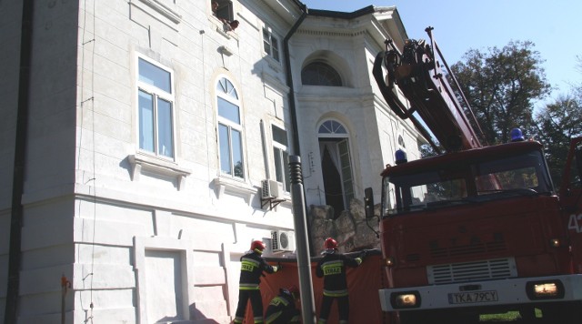 Strażacy w bejskim Belwederze. Do ofiar pożaru w pałacu musieli dotrzeć podczas ćwiczeń przy użyciu podnośnika.