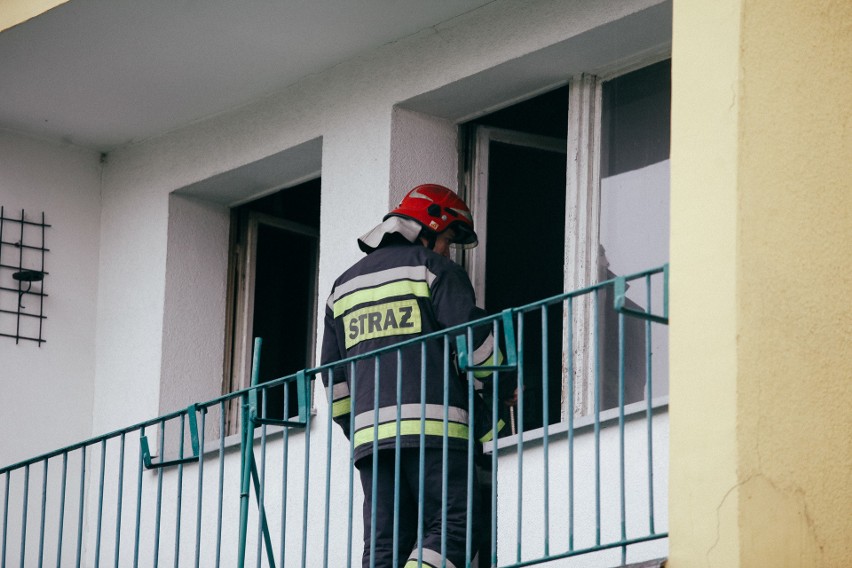 Ciało strażacy znaleźli w zadymionym mieszkaniu przy ul....
