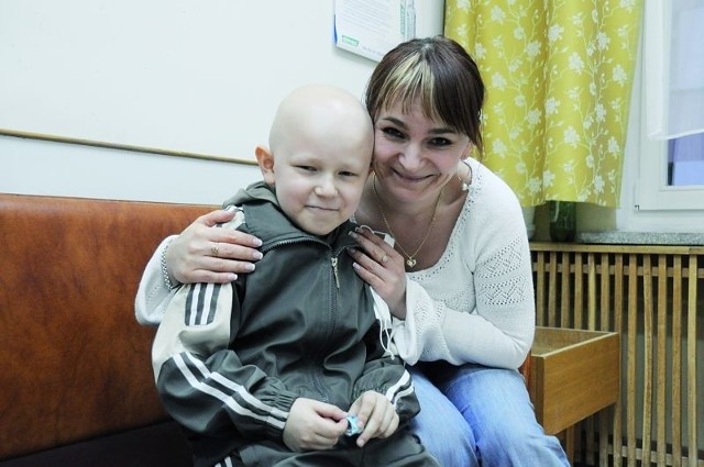 Dominik z mamą jest już w Lublinie. Tam 1 lutego będzie miał przeszczep szpiku. To jego szansa na zdrowie i życie.