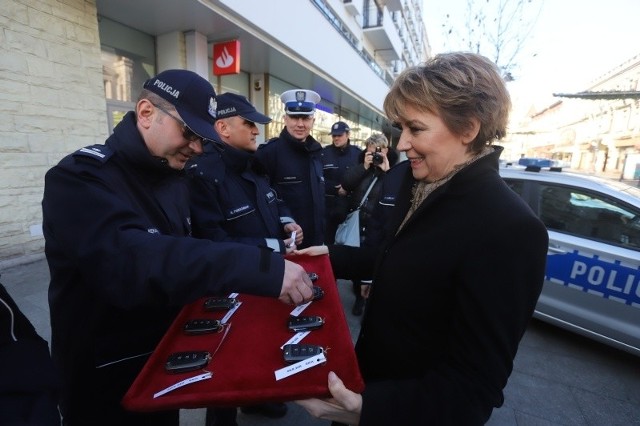 Paweł Karolak, komendant miejski policji w Łodzi odebrał wczoraj z rąk prezydent Łodzi Hanny Zdanowskiej kluczyki do 10 nowych radiowozów, na zakup których urząd dał 400 tys. zł.ZOBACZ AUTA ZAKUPIONE DLA POLICJI - KLIKNIJ DALEJ