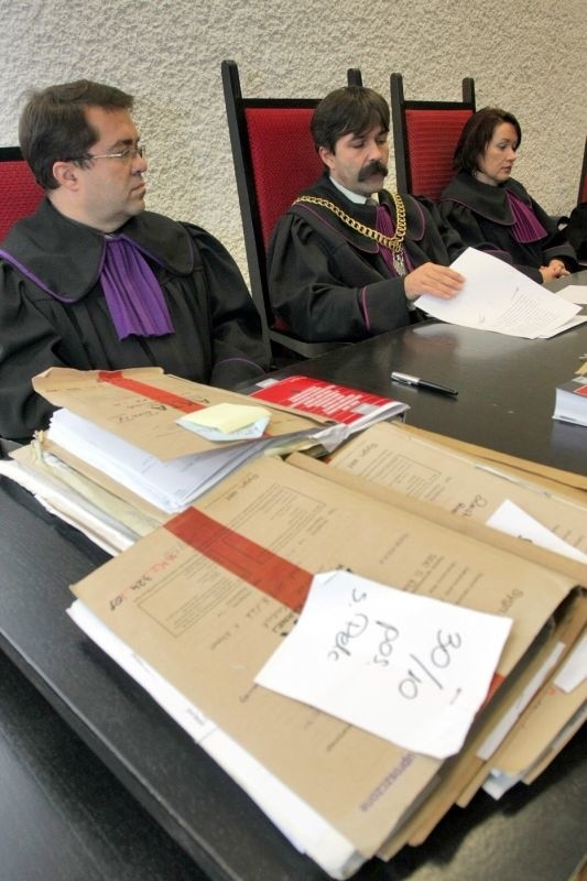 Sędzia Waldemar Nycz z Sądu Okręgowego w Rzeszowie odczytuje wyrok w procesie księdza.