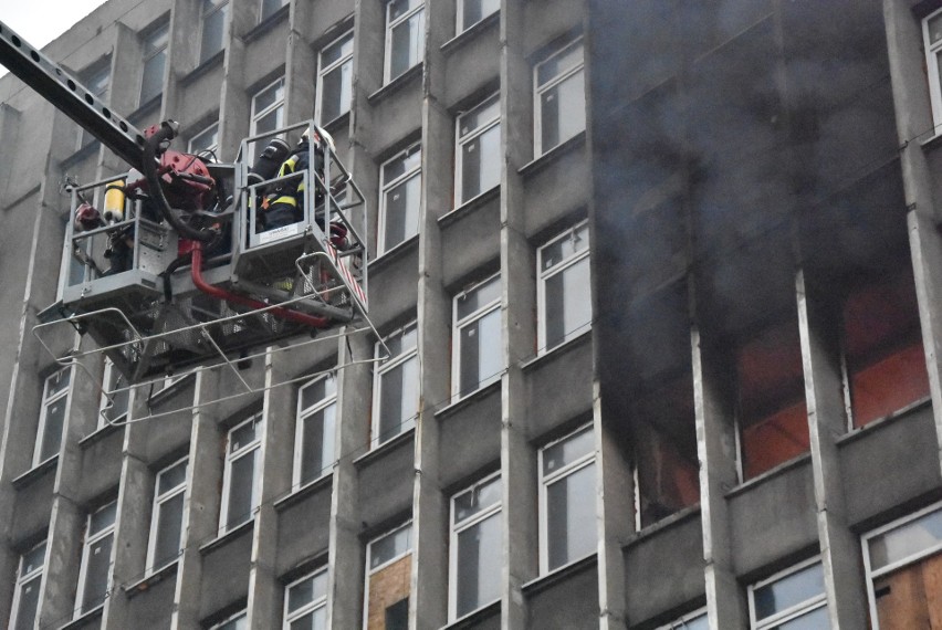 Pożar kontrolowany na terenie Expo w Sosnowcu