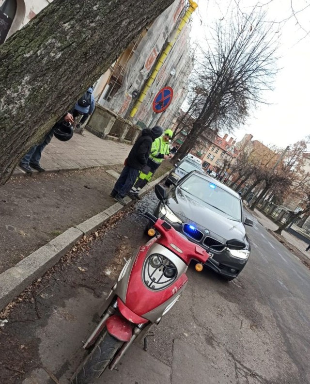 Policjanci ukarali kierującego mandatami karnymi, a motorower został odholowany na policyjny parking.