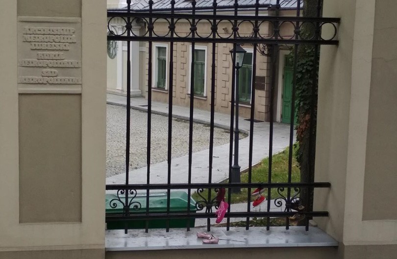 Dziecięce buciki na ogrodzeniu Kurii Metropolitalnej w Lublinie. Lokalna odsłona akcji przeciw pedofilii (ZDJĘCIA)