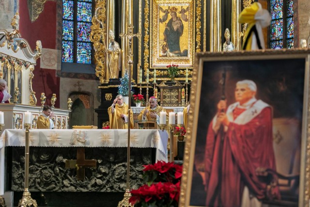 O godz. 12.30 pierwszego dnia nowego 2023 roku rozpoczęła się msza w bydgoskiej katedrze. Przewodniczył jej bp. Włodarczyk. Wierni modlili się za zmarłego Benedykta XVI