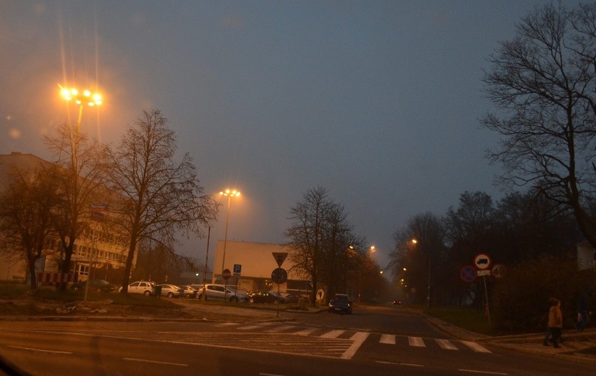 W tym miejscu, między ul. Konstytucyjną, a centrum handlowym...